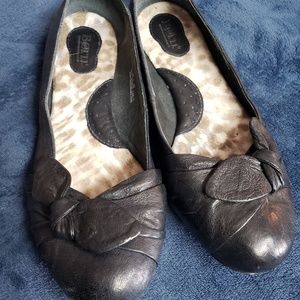 Born 10.5 black flats